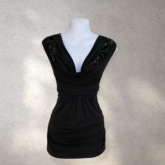 DAYTRIP BLACK SEQUINED TOP - Picture 1 of 5